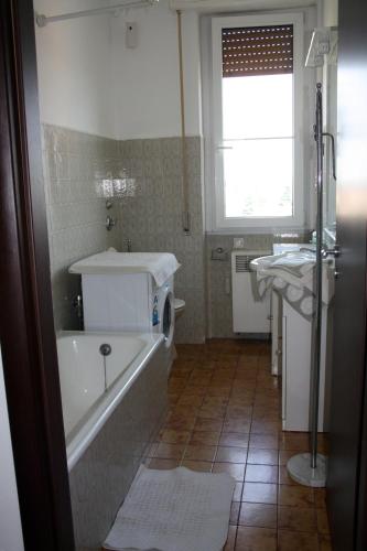 Bathroom, Easy Arese Apartment in Garbagnate Milanese