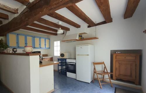 Kitchen, Au bois de la Belle in Rigny-Usse (Centre)