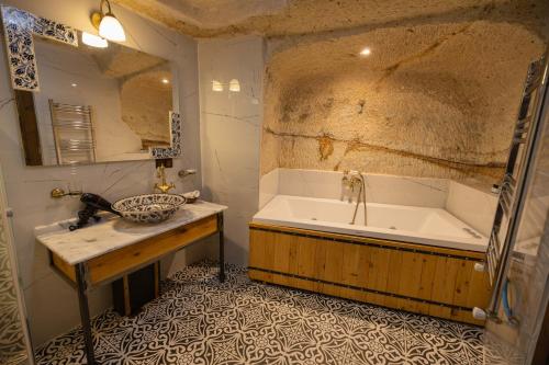Peruna Cave Room Type - Queen Room with Balcony Peruna Cave Room Type - Queen Room with Balcony