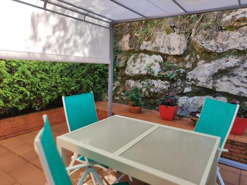 El jardín de Max, apartamento céntrico con jardín privado y parking (El jardin de Max, apartamento centrico con jardin privado y parking) in Comillas