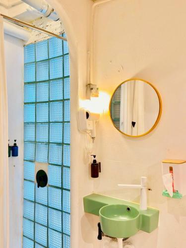 room detail thumbnail 2