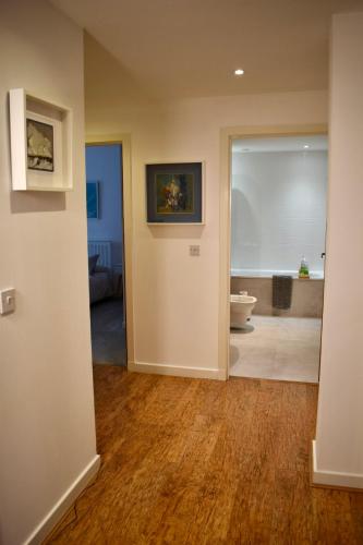 Private room and bathroom in shared flat with parking, Глазго (фото 4)