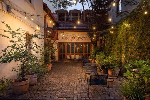 Wonderful Romantic Old Town Apt - image 10