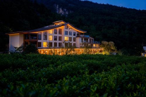 . 重庆金佛山古核隐庐Resort Hotel