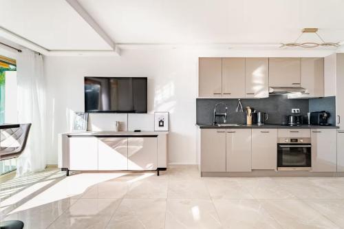 Luxury Apartment with Sea View and Private Beach Access, Cannes (zdjęcie 5)