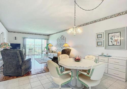 Riverfront Two Bedroom Condo with Balcony and Pool in เดย์โตนา บีช ซิตี เซนเตอร์