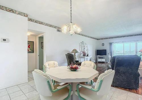 Riverfront Two Bedroom Condo with Balcony and Pool in เดย์โตนา บีช ซิตี เซนเตอร์