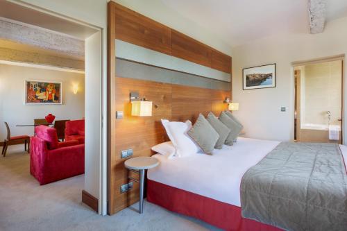 1 king bed, 1 sofa bed