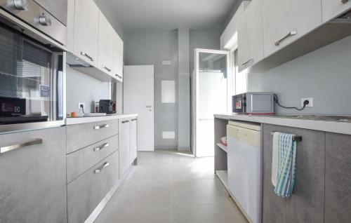 Konyha, Gorgeous Home In Capezzano Pianore With Wifi in Santa Lucia