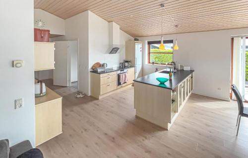 cuina, Lovely Home In Sunds With House Sea View in Sunds