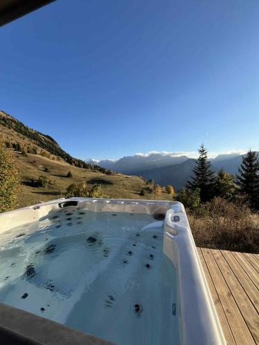Nouveau chalet d'architecte Le Lauzaret sauna et jacuzzi Villard-Reculas in Villard Reculas