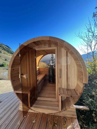 Nouveau chalet d'architecte Le Lauzaret sauna et jacuzzi Villard-Reculas in Villard Reculas