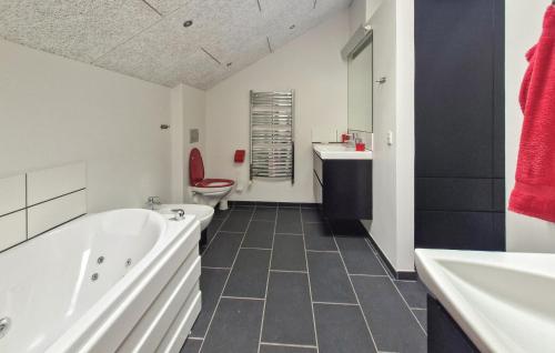 Bany, 3 Bedroom Stunning Home In Sunds in Sunds