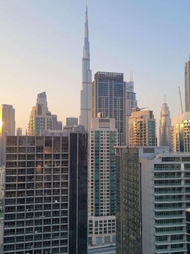 2Bedroom Apartment with Canal View in Business Bay, Dubaj