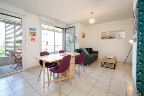 Shared lounge/TV area, La loge du Minotaure, parking et bureaux in Montaudran-Lespinet