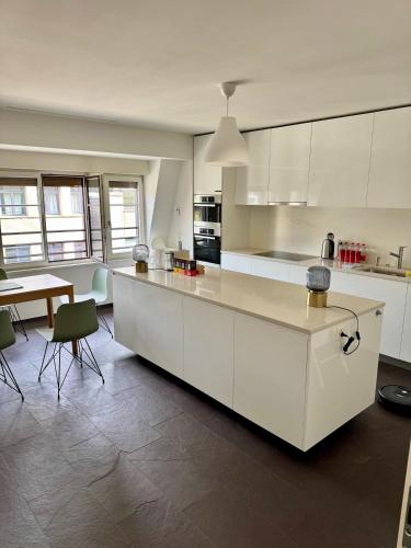 Rooftop Loft City Center, 2BR, Open Kitchen Island - New Renovated, Basilea (foto 4)