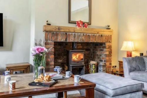 Hot Tub & Furry Friends - Characterful Buxton Home Pass The Keys