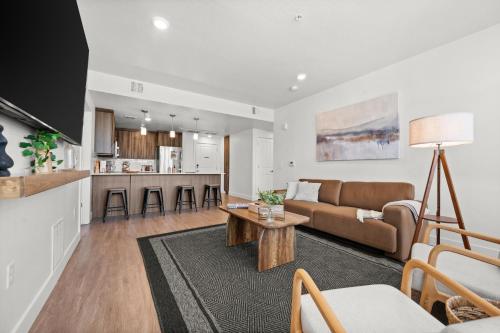 Modern Downtown 2BR 2BA with City Views Fire Pit Walk to Delta Center – khách sạn tại Capitol Hill