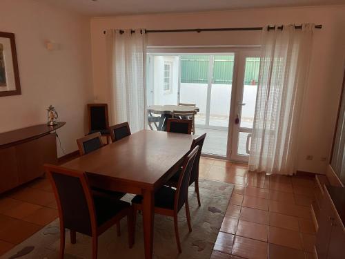 Faciliteiten, Vivenda espaçosa com jardim e churrasqueira (Vivenda espacosa com jardim e churrasqueira) in Penha Longa