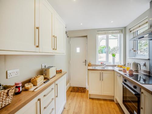 Kitchen, Frondeg in Capel Garmon