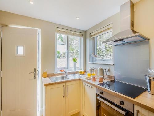 Kitchen, Frondeg in Capel Garmon