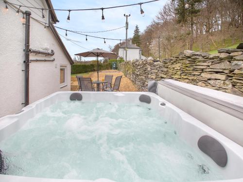 Hot tub, Frondeg in Capel Garmon