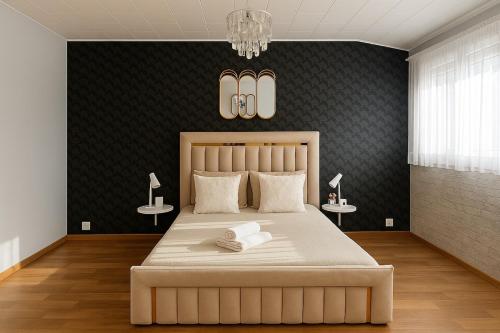 Evasion Verdoyante Vue sur jardin avec balcon et parking in มอนติกนี่ เลอ เบรตันโน