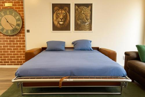 Evasion Verdoyante Vue sur jardin avec balcon et parking in มอนติกนี่ เลอ เบรตันโน