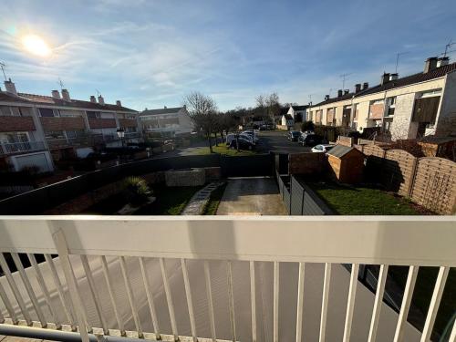 Evasion Verdoyante Vue sur jardin avec balcon et parking in มอนติกนี่ เลอ เบรตันโน