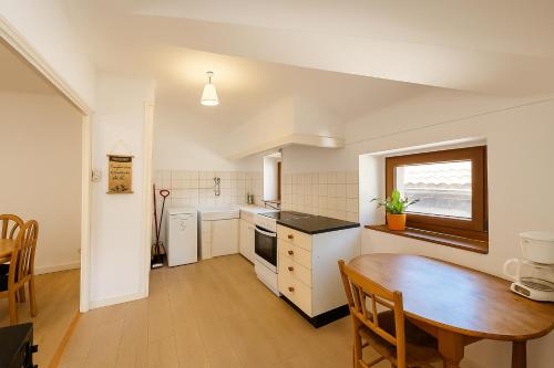 virtuve, Appartement 2 chambres avec baignoire Lavelanet in Lavelanet