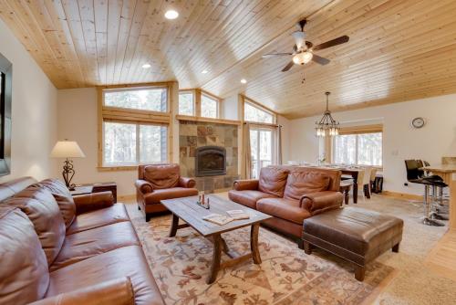 Near Donner Lake and Skiing Soda Springs Cabin!