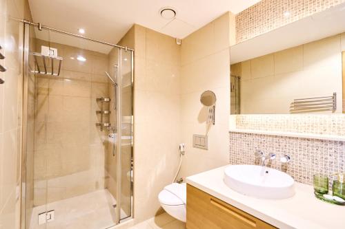 Stylish 2BR Downtown Dubai Near Burj Khalifa, PS5, Dubai (Foto 3)