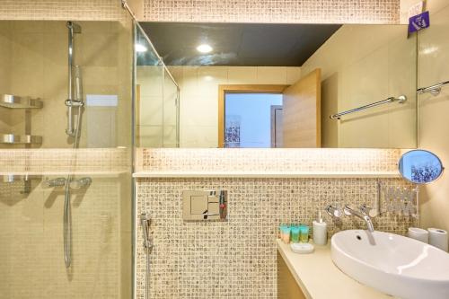 Stylish 2BR Downtown Dubai Near Burj Khalifa, PS5, Dubai (Foto 6)