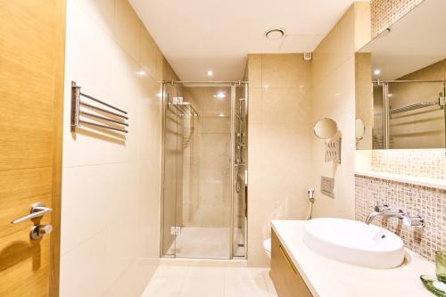 Stylish 2BR Downtown Dubai Near Burj Khalifa, PS5, Dubai (Foto 7)