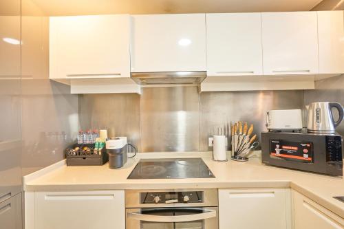 Stylish 2BR Downtown Dubai Near Burj Khalifa, PS5, Dubai (Foto 9)