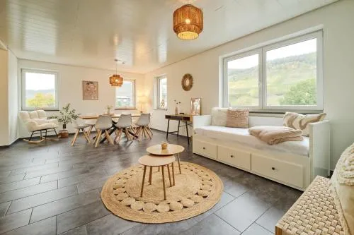 DTV-zertifiziertes 5-Sterne-Ferienhaus an der Mosel mit Garten, Weinbergblick & Privatparkplatz - BG Living & Hosting in Zeltingen-Rachtig, Deutschland