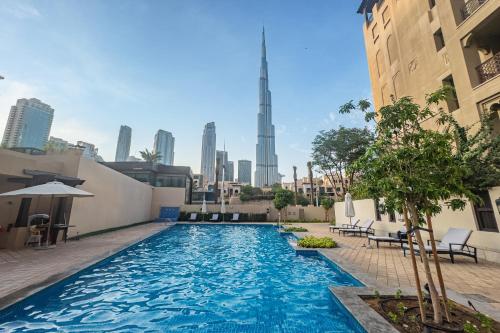 Theatre Room - Pool Access - Central 2br Apartment, Dubai