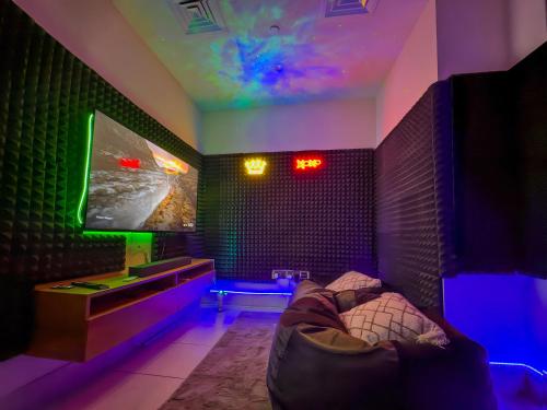 Theatre Room - Pool Access - Central 2br Apartment, Dubái (foto 3)