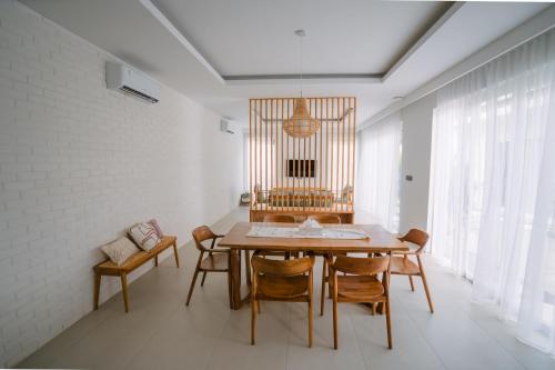 Nyuh Lengkong Beachfront Villa near Tanah Lot in Tanah Lot