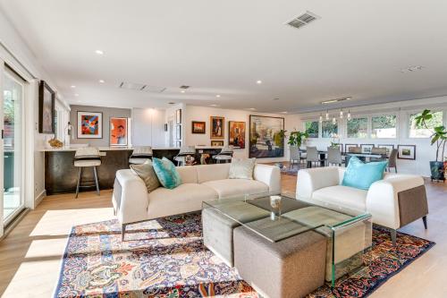 Luxe Mid-Century Austin Home with Canyon Views in Austin, USA