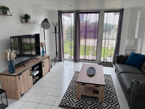 Koplietošanas atpūtas telpa ar TV, La Renouveau - Loft avec parking gratuit, proche gare et centre ville in Les Noes-pres-Troyes (Alsace)