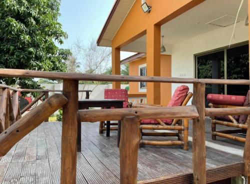 Skats, Waterfront 4BR Retreat in Ada Foah in Big Ada