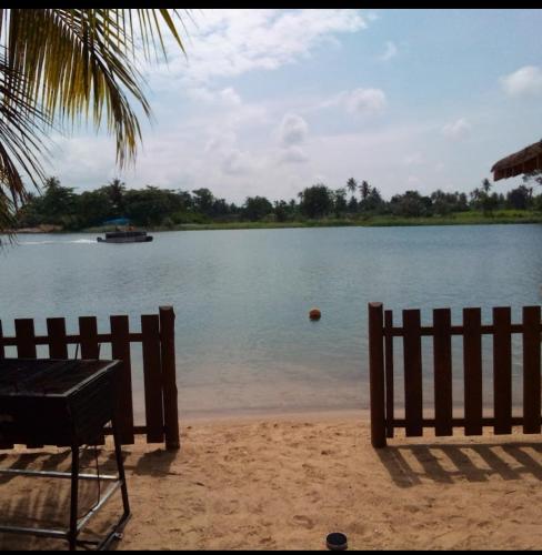 Skats, Waterfront 4BR Retreat in Ada Foah in Big Ada