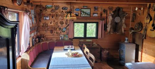 Srub na svahu sjezdovky v Radvanicích (Srub na svahu sjezdovky v Radvanicich) in ชวาเลซ