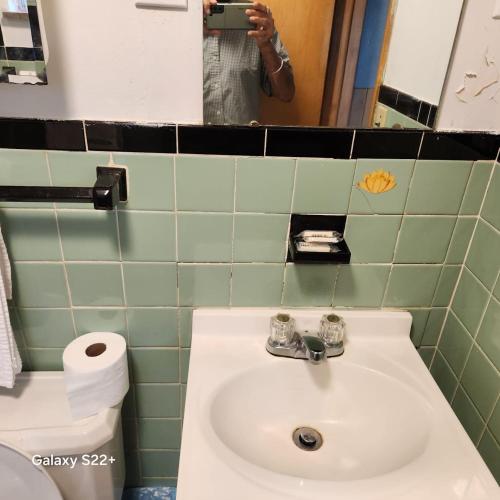 Town Inn Motel - image 9