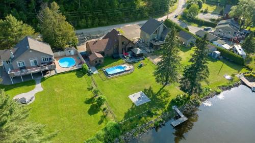 Peaceful Retreat on Lac de l'Argile in Val-des-Bois (QC)