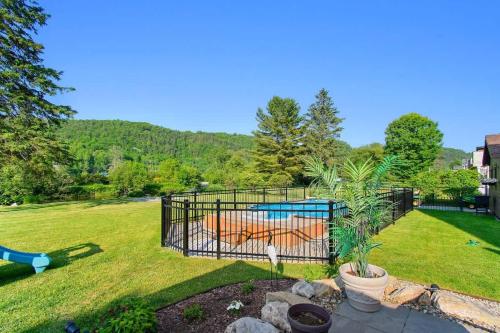 Peaceful Retreat on Lac de l'Argile in Val-des-Bois (QC)