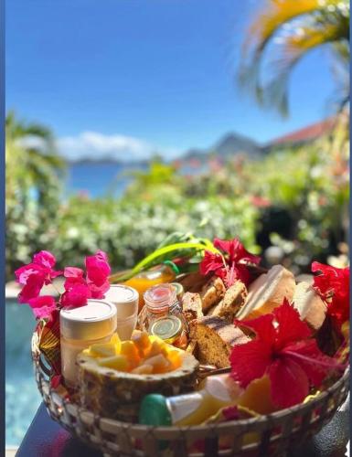 Kaz Bwa dinde vue mer dans jardin tropical in Terre de Haut