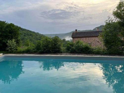 Плувен басейн, Gîte de Charme avec jacuzzi, piscine et accès rivière (Gite de Charme avec jacuzzi, piscine et acces riviere) in Arifat