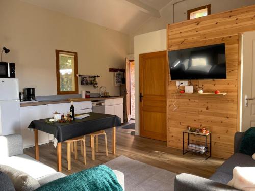 кухня, Gîte de Charme avec jacuzzi, piscine et accès rivière (Gite de Charme avec jacuzzi, piscine et acces riviere) in Arifat